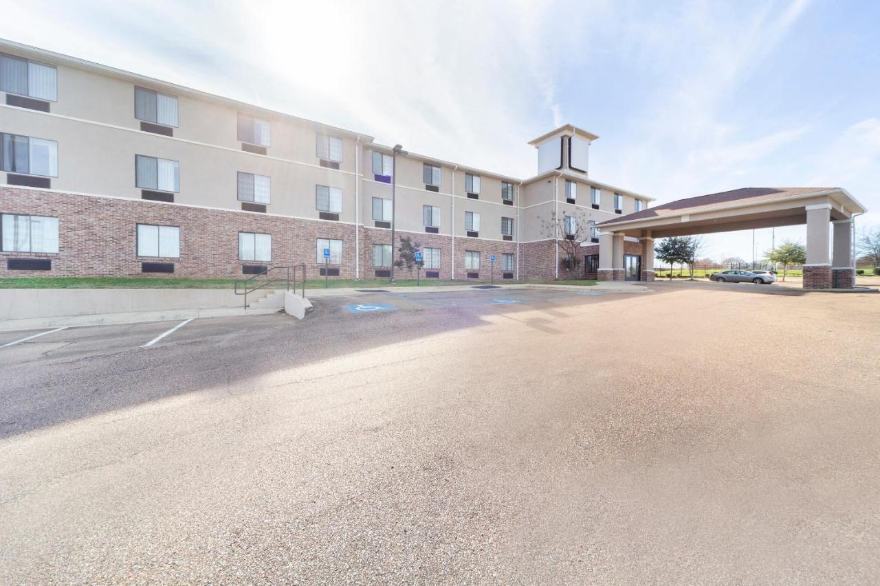 Ramada By Wyndham Jackson Ms Hotel Exterior photo